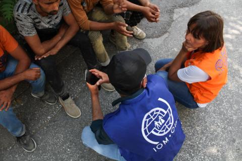 IOM staff in conversation with migrants